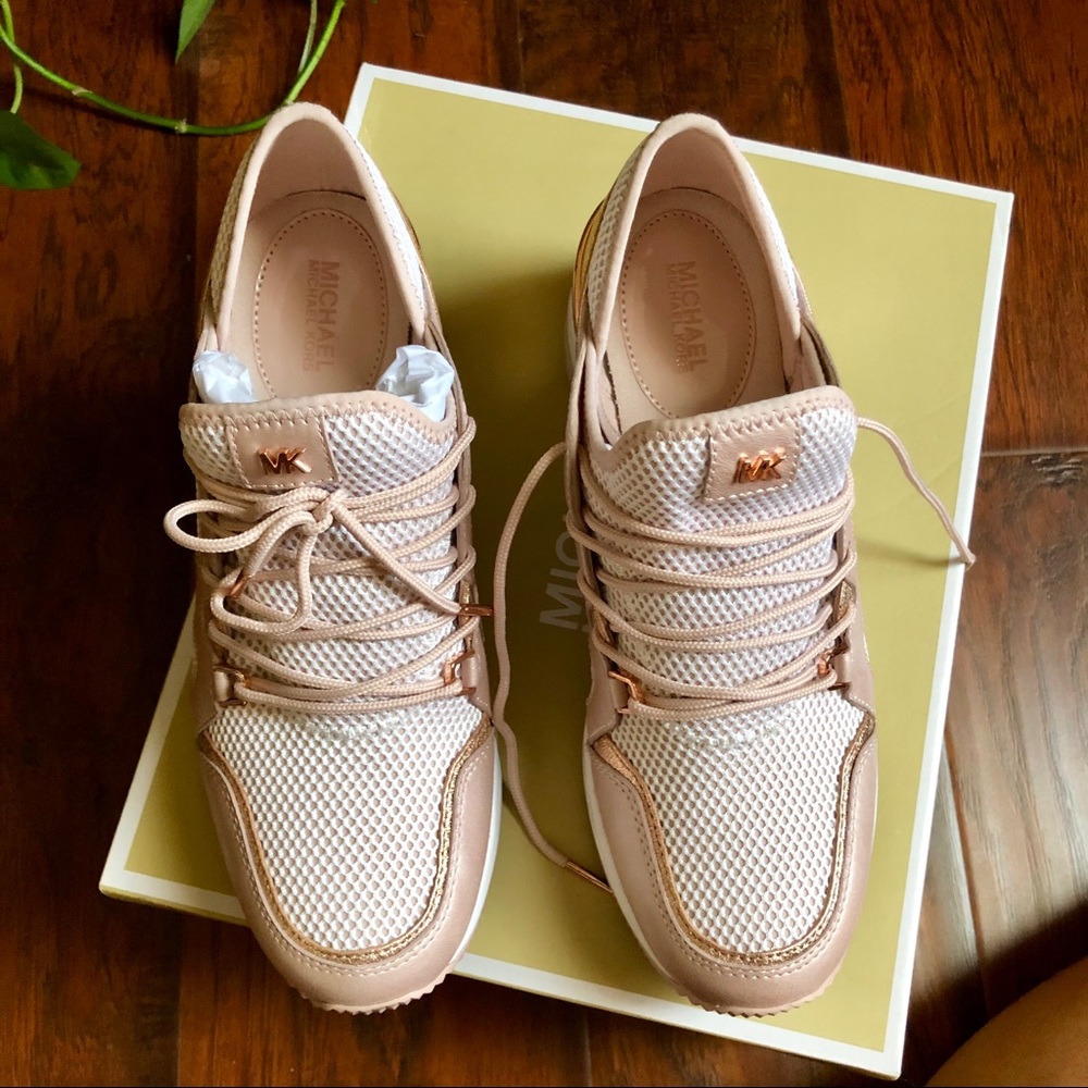 ✨SOLD✨Michael Kors Sneakers - Picture 4 of 8